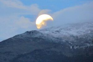 moonset (seasons turning at Ginty Creek)