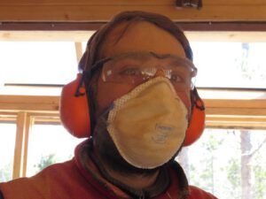 i Nico sanding (Frantic work on the house.)