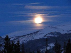 19 moon over noghwon (Nuk Tessli In Haaretz)
